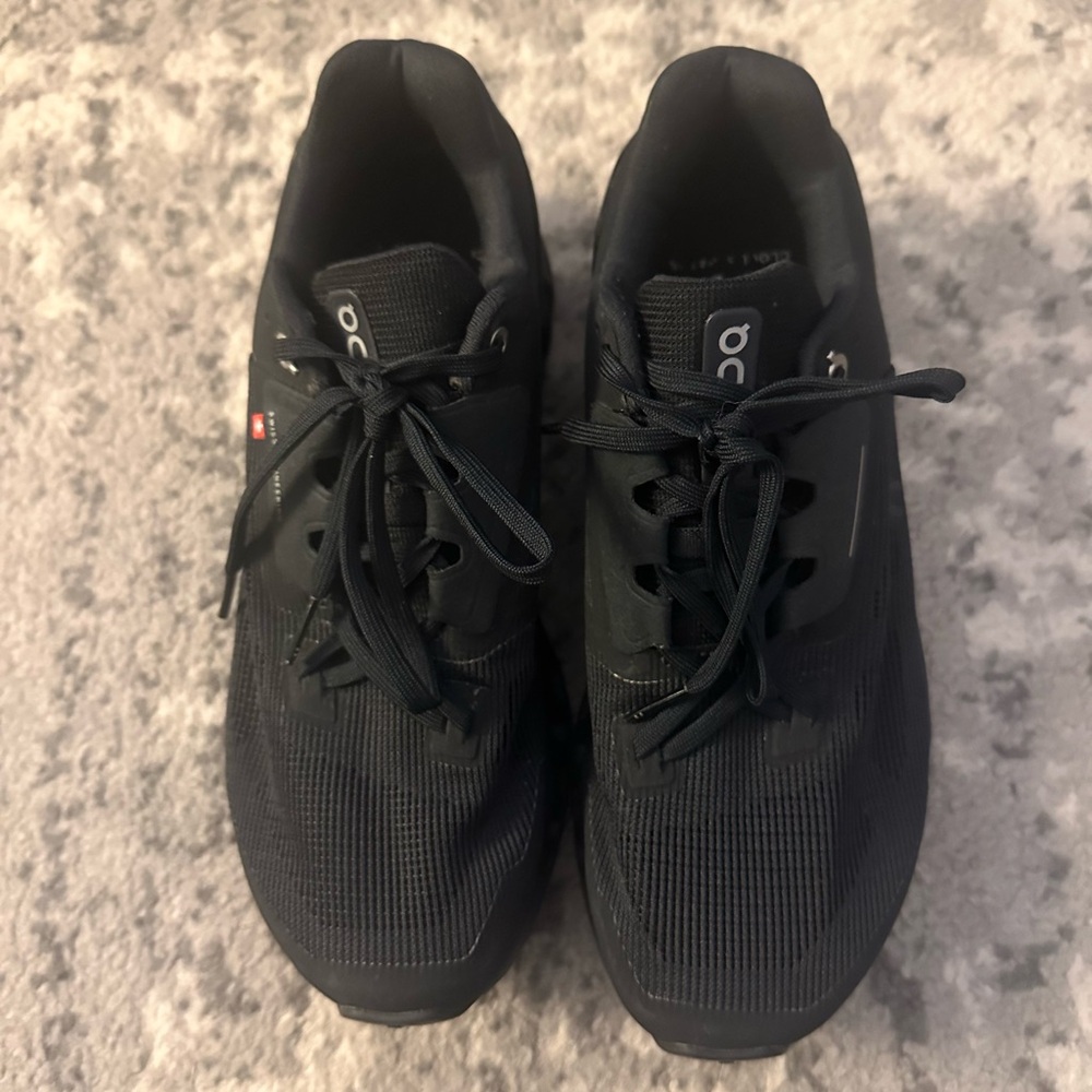 Black ON Cloud swift sneakers, only worn twice